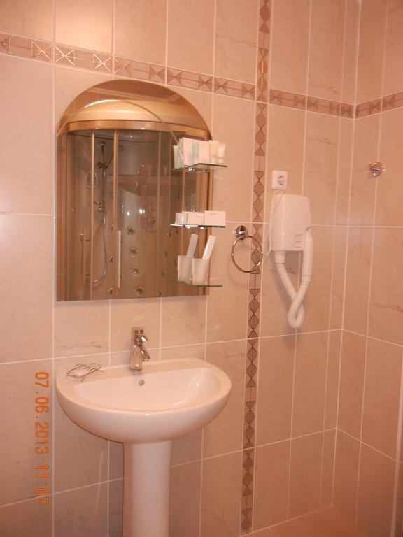 Mereke Hotel Ustʼ-Kamenogorsk Zimmer foto